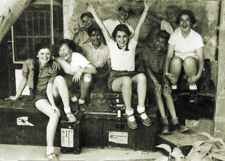 Aliyat HaNoar youngsters after arriving in Eretz Yisrael; KKL-JNF helps absorb them. KKL-JNF Photo Archive Aliyat HaNoar youngsters after arriving in Eretz Yisrael; KKL-JNF helps absorb them. KKL-JNF Photo Archive