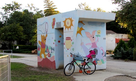 title="A decorated portable bombshelter at the local park in Kibbutz Nahal Oz. Photo: Tania Susskind"