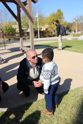 Julio Gun meets a child at Aleh Negev. Photo: KKL-JNF