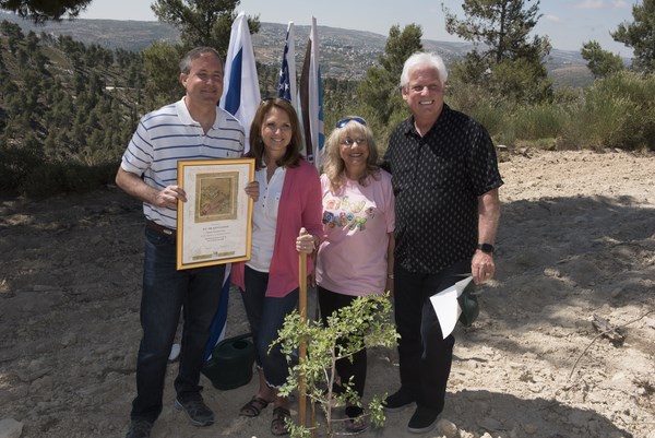 Receiving certificate, Ken and Angela Paxton with Hava and Jimmy Mcclintok. Photo: Dennis Zinn