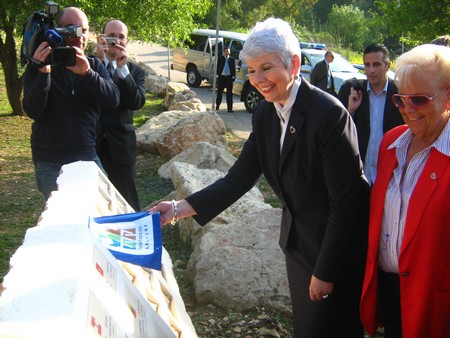 The Prime Minister unveiling the Croatian plaque at the Grove. Photo: KKL-JNF Photo Archive