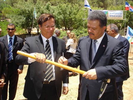 President Reyna and KKL-JNF chairman at the Grove of Nations. Photo: KKL-JNF Photo Archive
