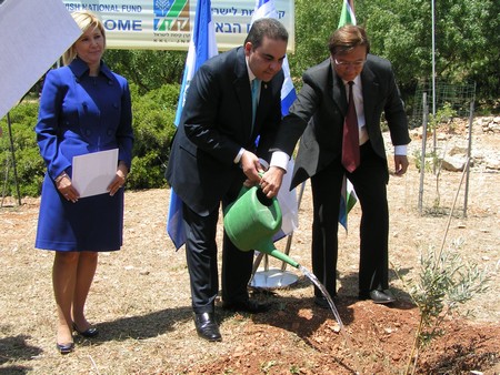President Gonzalez planting at the Grove. Photo: KKL-JNF Photo Archive