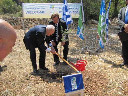 President Papoulias planting at the Grove of Nations. Photo: KKL-JNF Photo Archive