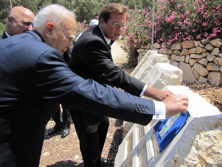 The president unveils the Greek plaque at the Grove of Nations. Photo: KKL-JNF Photo Archive