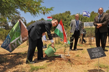Prime Minister Bajnai at the Grove of Nations. Photo: KKL-JNF Photo Archive