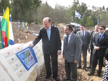 PM Kubilius unveiling the Lithuanian plaque at the Grove of Nations. Photo: KKL-JNF Photos Archive