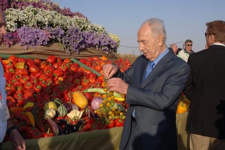 President Peres at the Arava research and development station. Photo: KKL-JNF Photo Archive