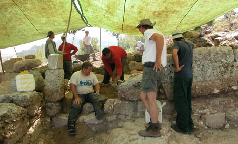 Horvat Beza: the discovery of the oil press. Motti (Mordechai) Aviam, who directed the excavations, can be seen wearing shorts. Photo: Yaakov Skolnik, KKL-JNF Photo Archive.