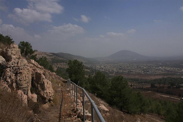 The summit trail on the Mount of Precipice. Photo: Yaakov Shkolnik