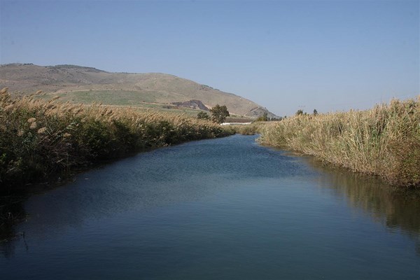 Nahal Kibbutzim with Mount Gilboa in the background. Photo: Yaakov Skolnik.
