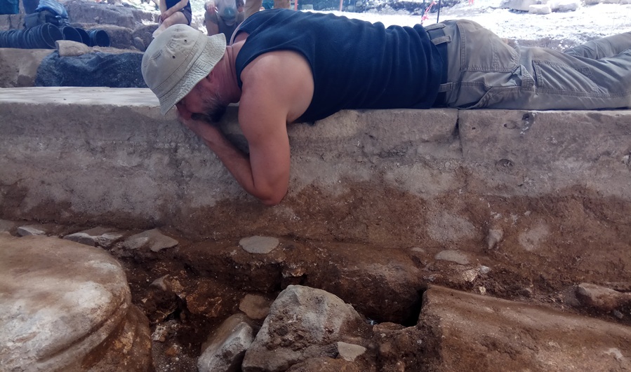 Dr. Martin Wells examining an architectural element in the synagogue. Photo: Shua Kisilevitz