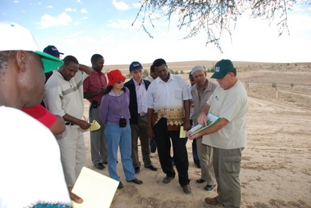 Sde Boker conference participants in the Negev with KKL-JNF's Elisha Mizrahi. Photo: KKL-JNF Photo Archive

