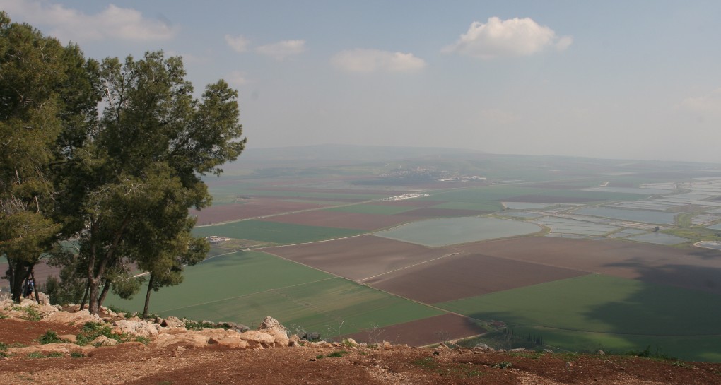 The water reservoirs in the valley from an observation point in Gilboa. Photo by Ilan Lorenzi