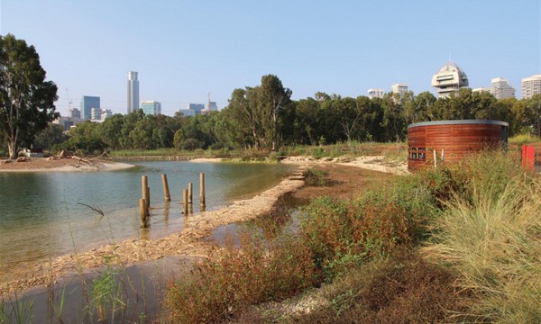 Rosh Tzipor park with birdwatching hide (center right). Photo: Yaakov Shkolnik, KKL-JNF Photo Archive
