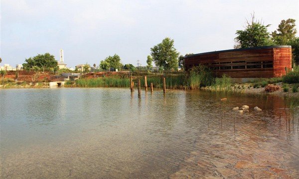 Rosh Tzippor birdwatching hide (right). Yaakov Shkolnik, KKL-JNF Photo Archive