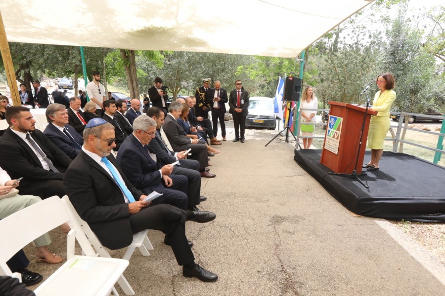 Planters Prayer, with ambassadors Helen Deller Klein (Ecuador) and Zeev Harel (Israel). Photo: Rafi Ben Hakun, KKL-JNF