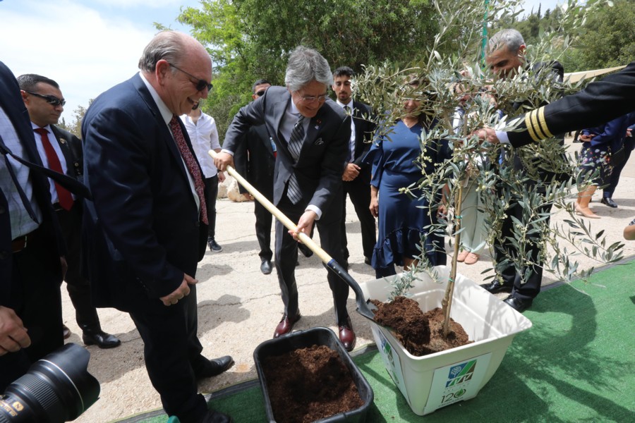 President Lasso covers the roots of his tree with soil, with KKL-JNF Vice Chairman Hernán Felman (left). Photo: Rafi Ben Hakun, KKL-JNF
