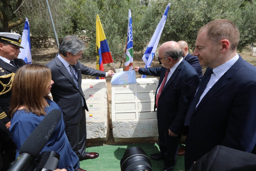 Unveiling the plaque honoring Ecuador at the Grove of Nations. Photo: Rafi Ben Hakun, KKL-JNF