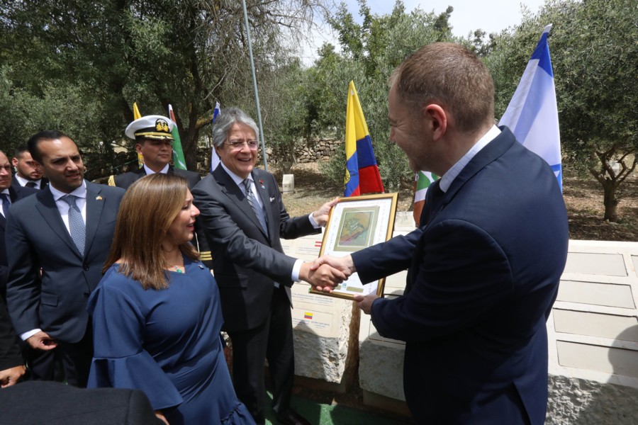 The President receives a planting certificate from KKL-JNF’s Ronnie Vinnikov. Photo: Rafi Ben Hakun, KKL-JNF