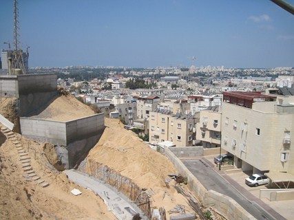 View of Bnei Brak from Gan Habanim.
Photo: Yoav Devir
